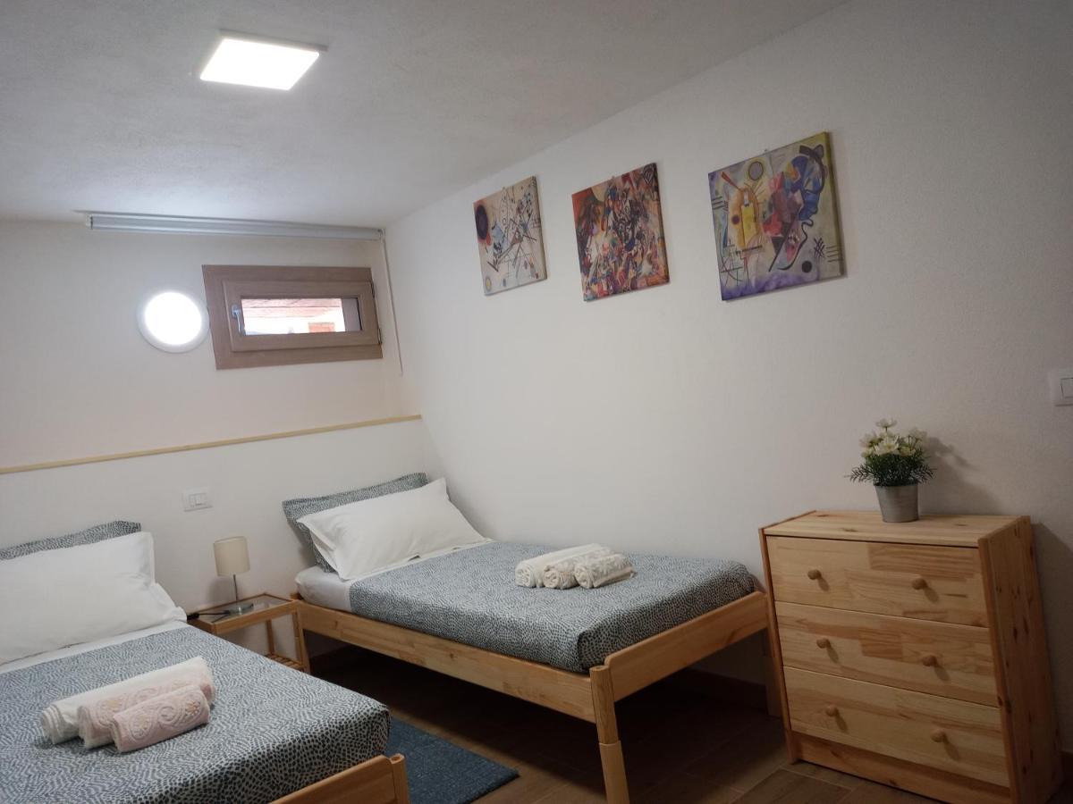 Vacanze Nella Casetta Pula Exteriör bild